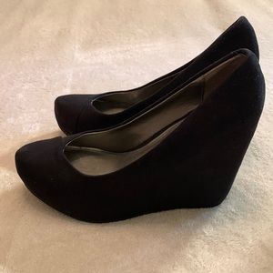 Fergalicious by Fergie Sz. 6 black suede heels.